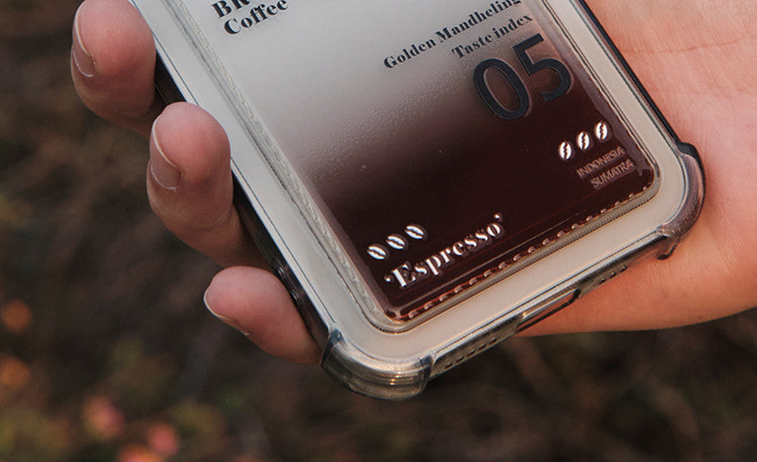 Kaffee iPhone15pro -Kartenkoffer verdunkelt sich allmählich