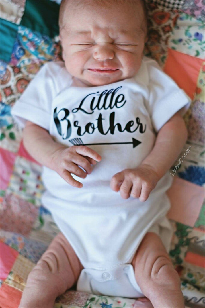 赤ちゃんのロンパーの姉妹と兄弟は半袖を印刷しました