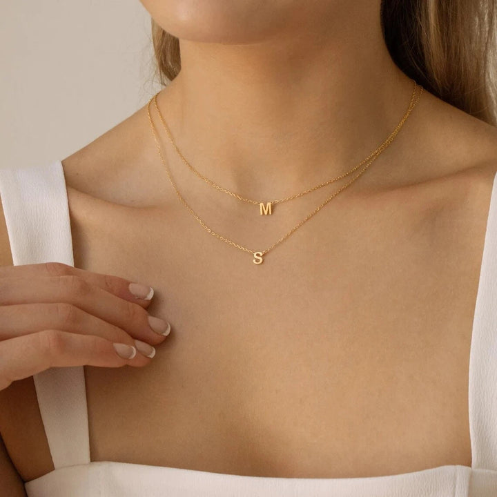 Collier de 26 lettres mode simple en acier inoxydable L'or ne s'est pas s'estompé