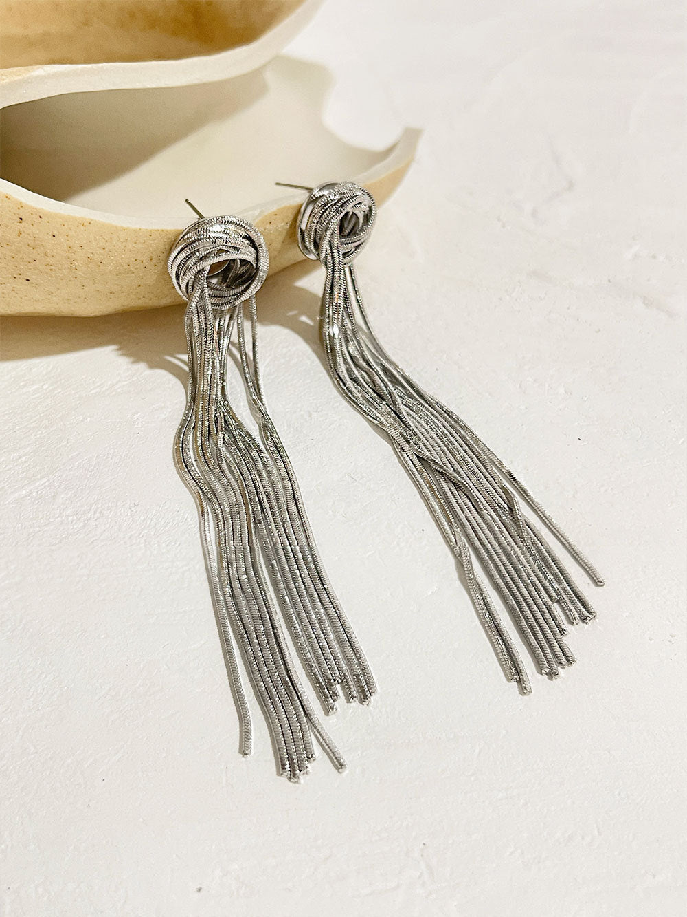 Ligera de lujo Fashion Metallic Style Silver Needle Ears