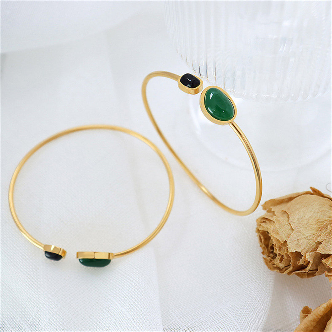 Enkel guldlegering inlagd grön oregelbunden harts med öppen armband armband