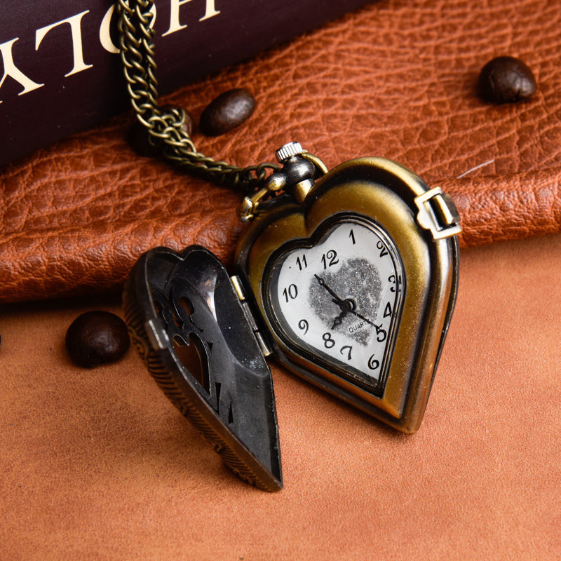 Quartz Watch Retro Hollow Heart във формата на сърце с диамант