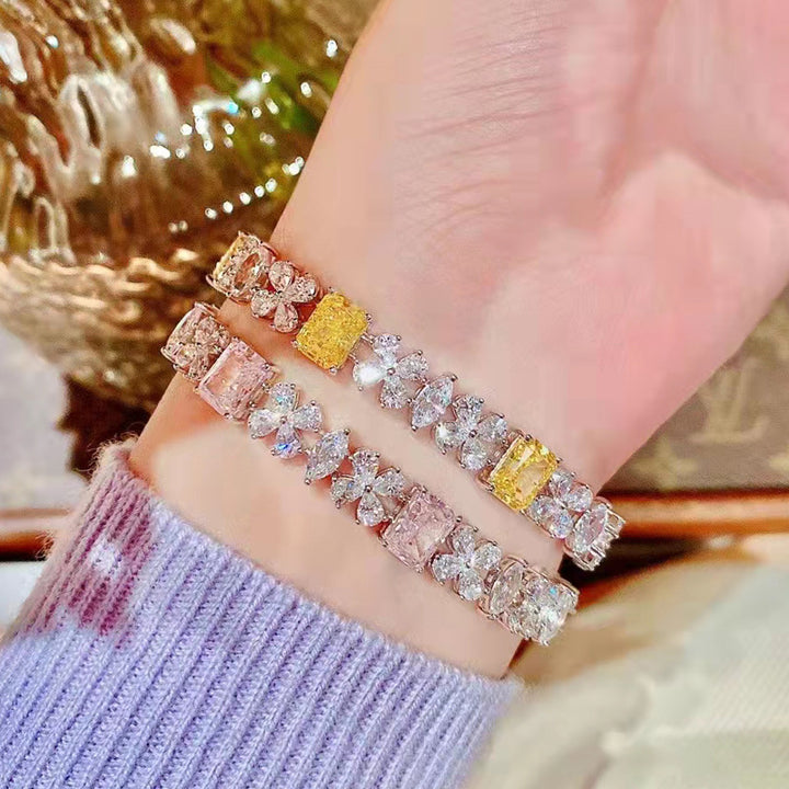 Bracelet de fleur de diamant de couleur sophistiquée 18 carats de 18 carats