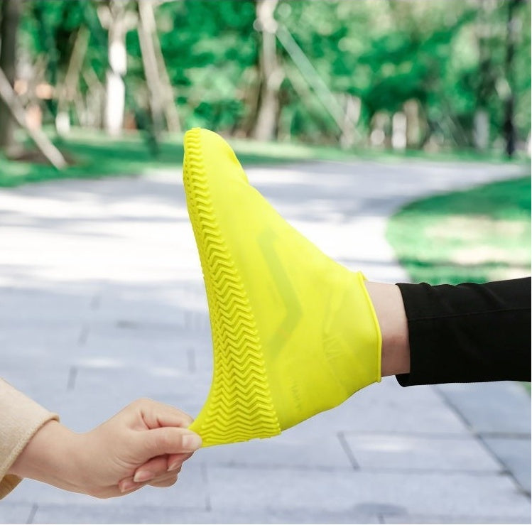 Homens e mulheres caminham deslizando vestível fácil de transportar botas de chuva de silicone