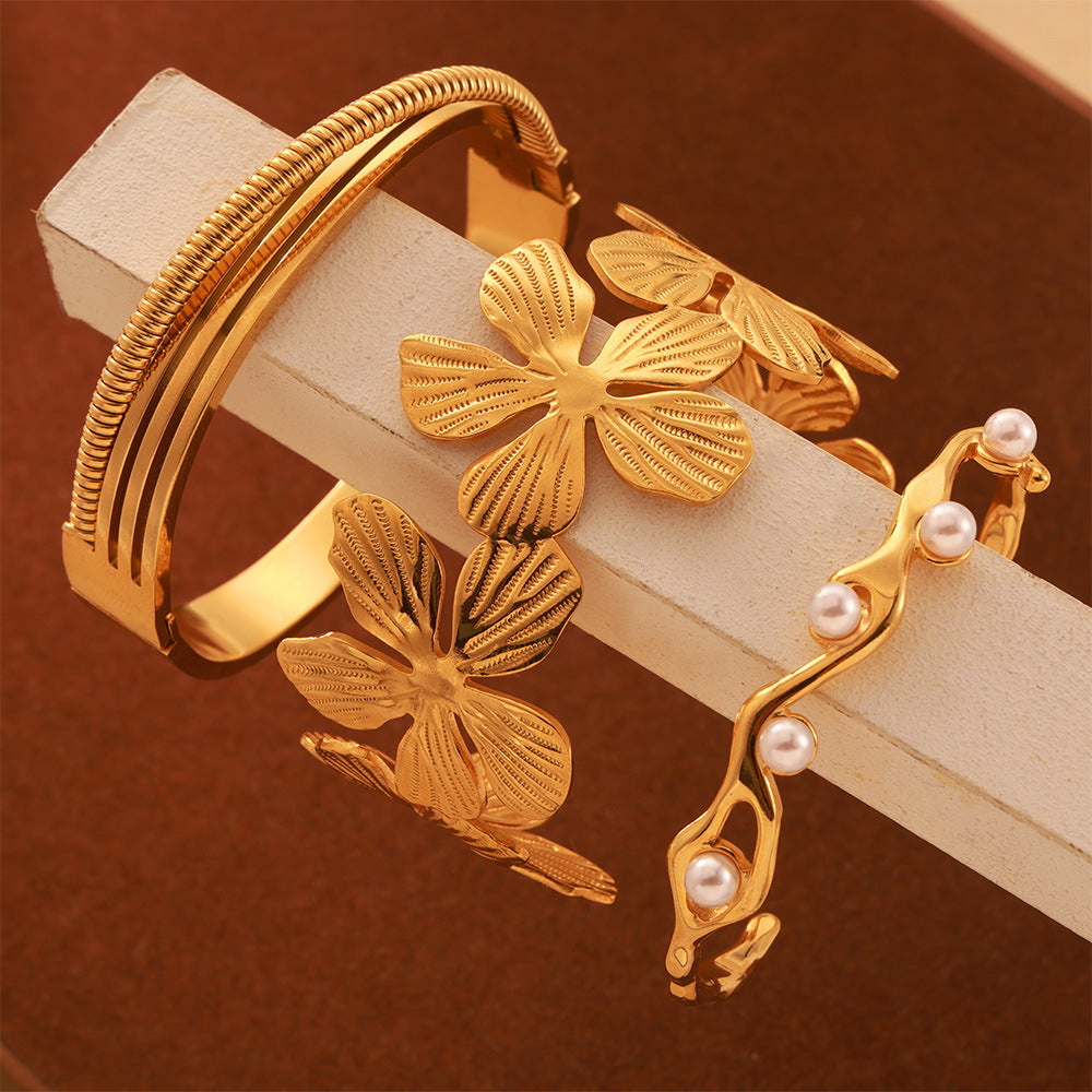 Brazalete de estilo pastoral chapado en oro de acero titanio