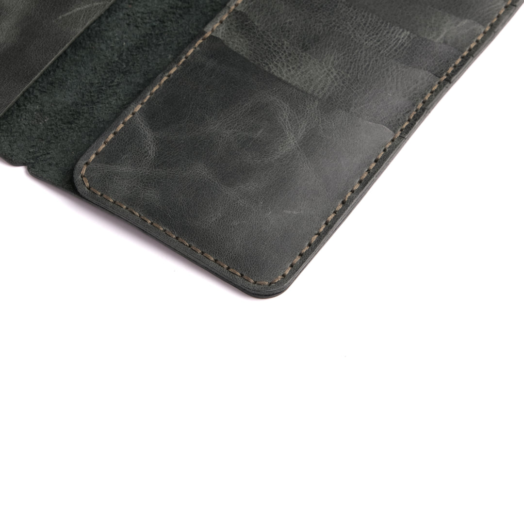 Billetera hecha a mano de cuero liso verde oscuro